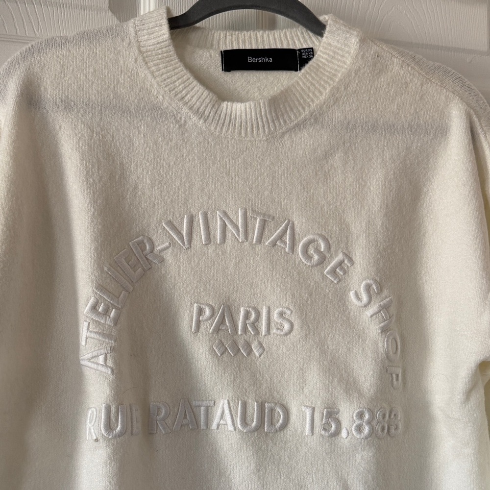 Bershka Men's Cream Embroidered Crewneck